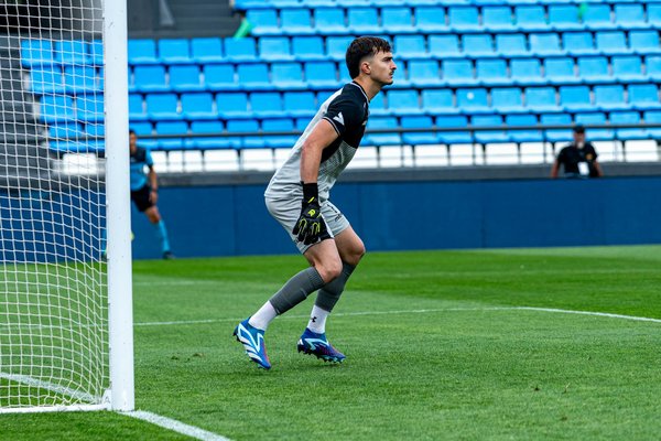 Mastering offensive strategies: uk basketball coaches" guide to outmaneuvering zone defenses